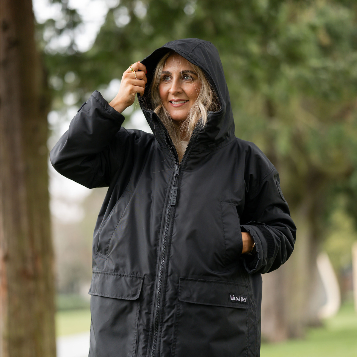 Raincoat and Changing Robe in One - The Cobe Black Edition in Black
